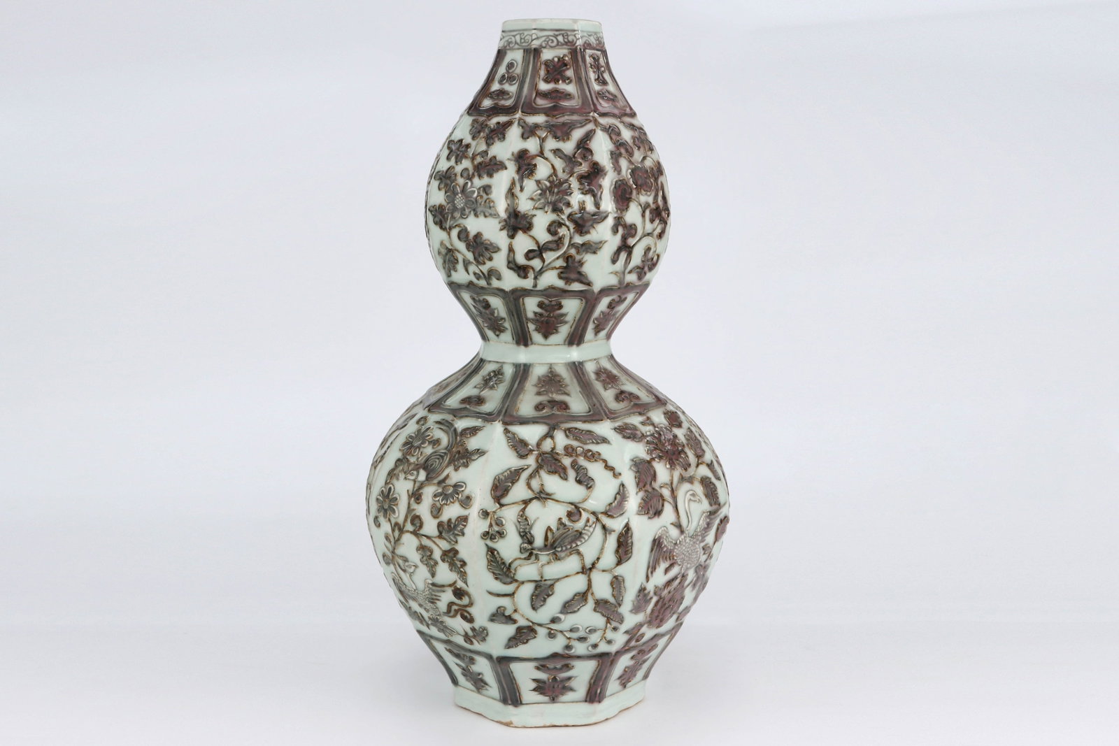 Ming Wanli Blue-and-White Flower Bottle with Twisted Branches - 5