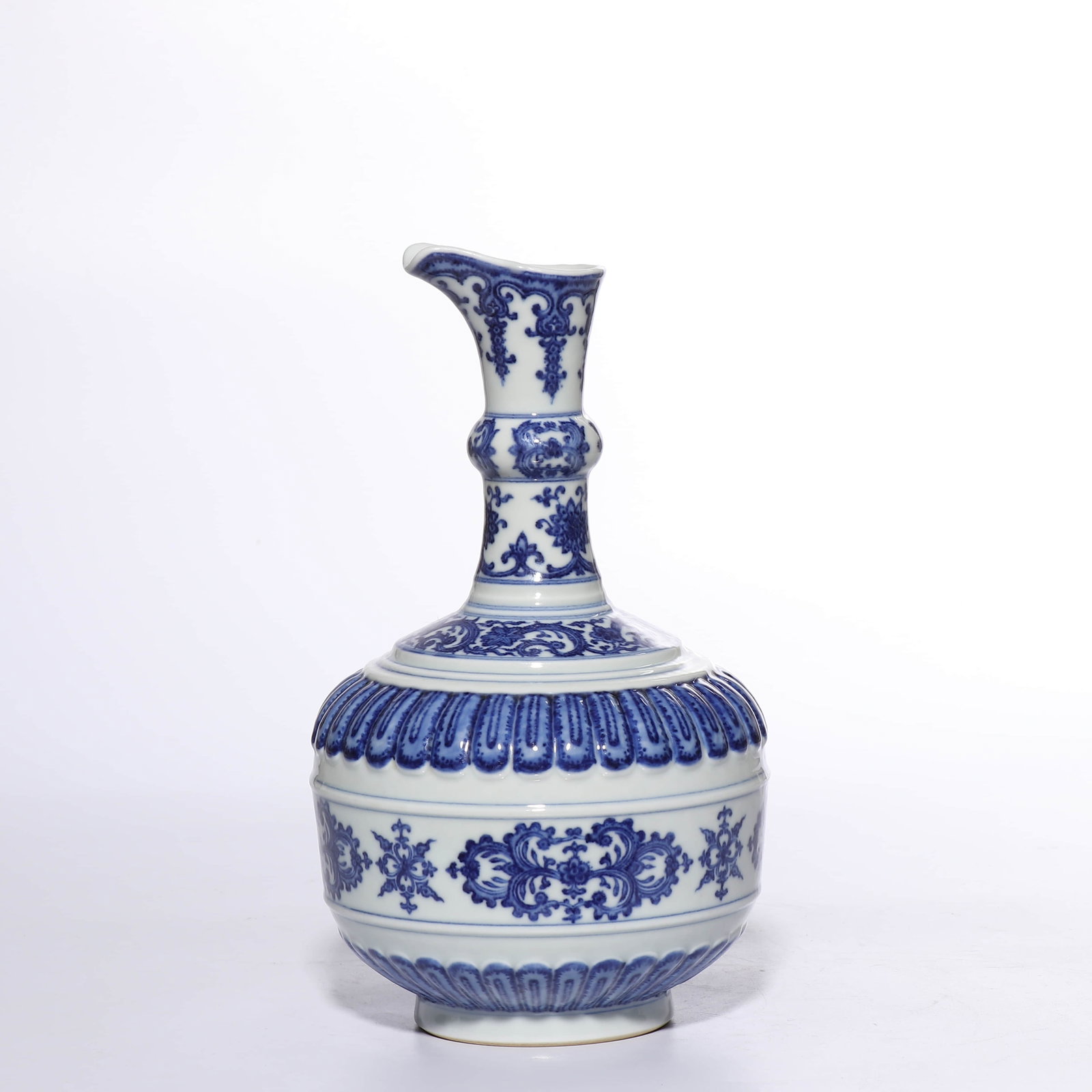 Qing Dynasty, Yongzheng period, blue and white flower watering pot with chrysanthemum petal floral - 2