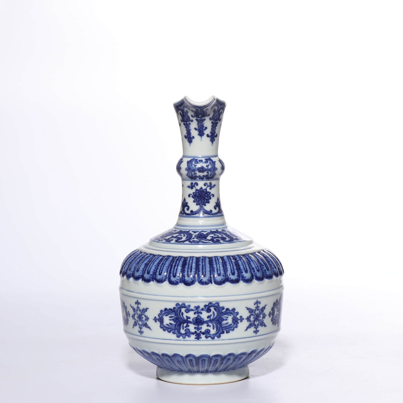 Qing Dynasty, Yongzheng period, blue and white flower watering pot with chrysanthemum petal floral - 3