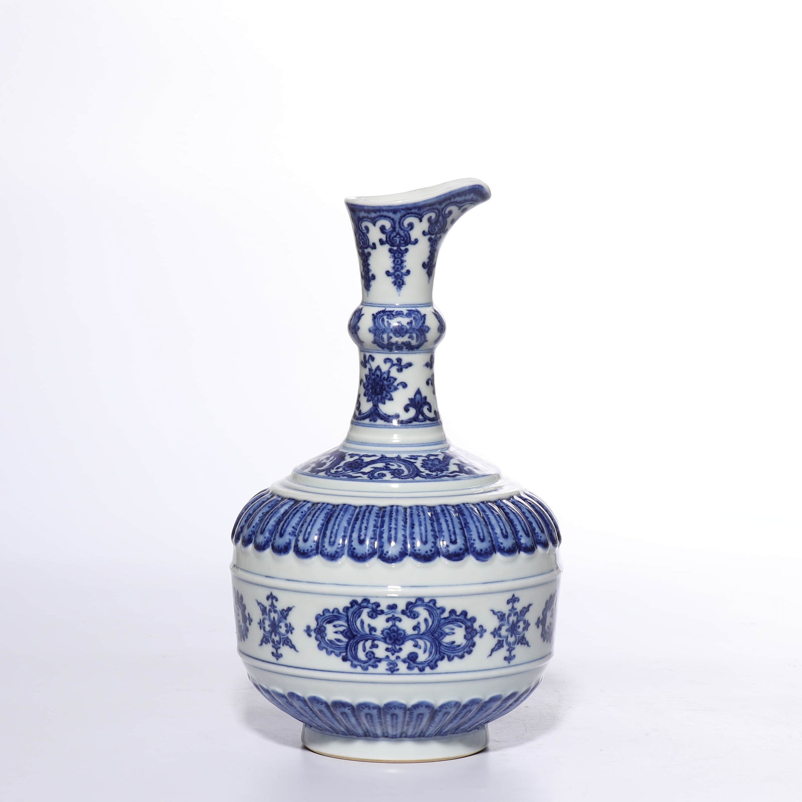 Qing Dynasty, Yongzheng period, blue and white flower watering pot with chrysanthemum petal floral - 4