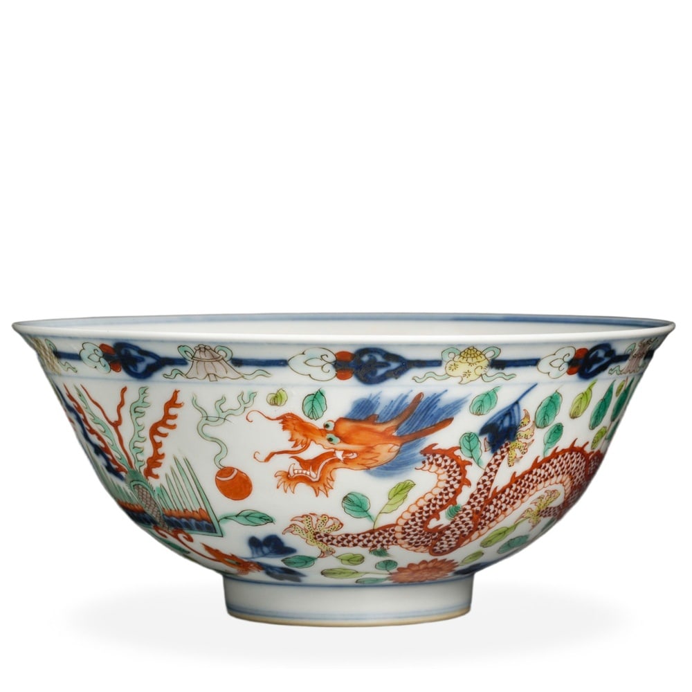 KANGXI WUCAI 'DRAGON AND PHOENIX' B: Kangxi Wucai 'Dragon and Phoenix' Bowl Dimensions: H: 2 3/4 in (7 cm); D: 6 1/4 in (16 cm) This finely potted bowl exemplifies one of the most celebrated decorative formats of Kangxi-period palace por