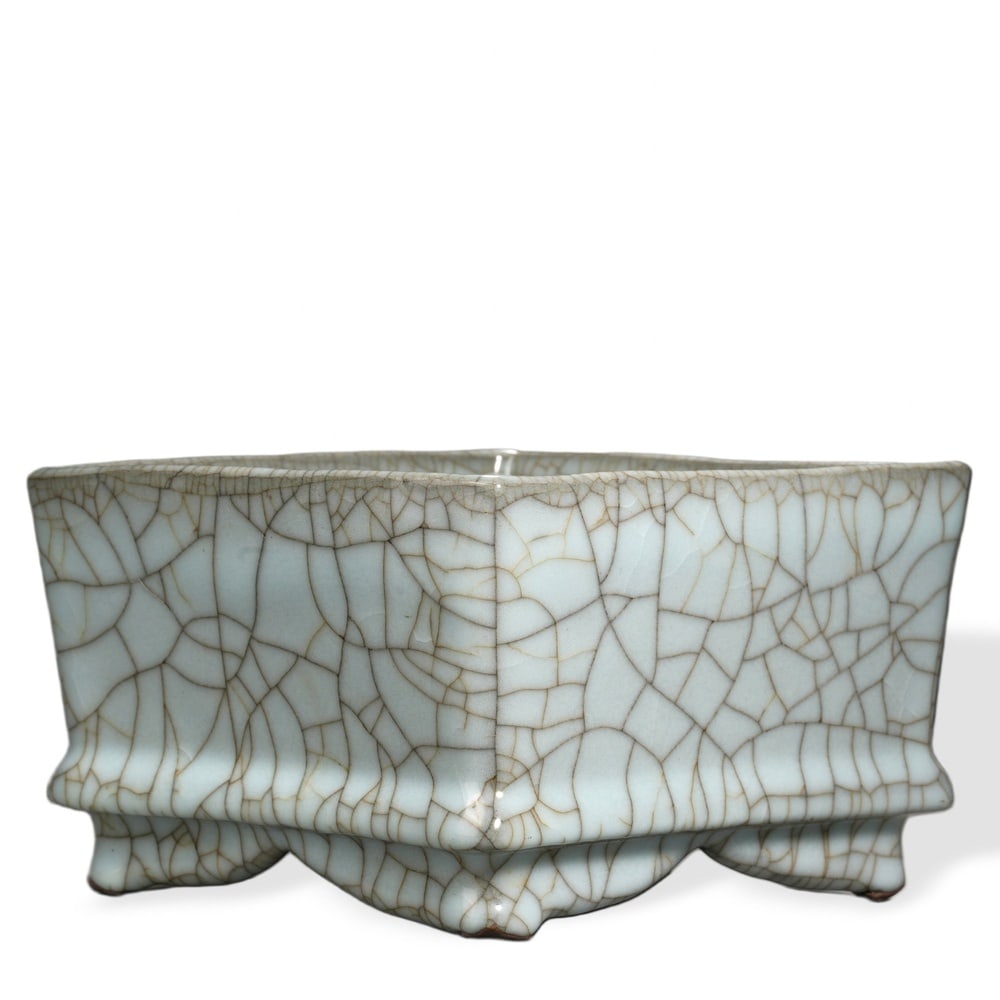 SONG DYNASTY GE WARE 'HORSE-HOOF' FORM WATER POT (1 of 3)