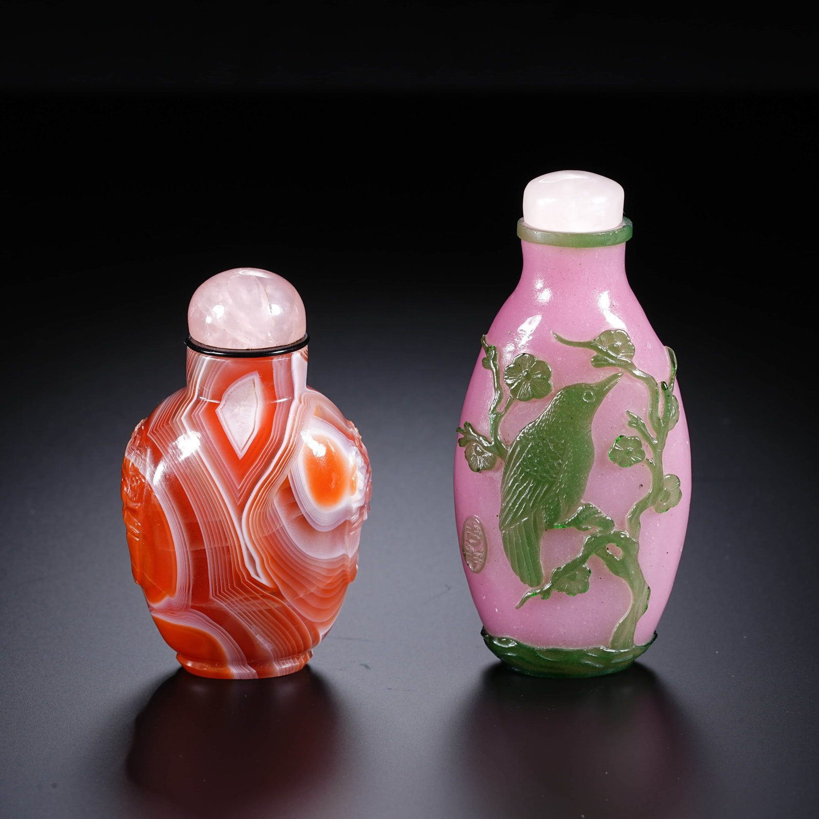 A CHINESE AGATE AND GLASS SNUFF BOTTLE (1 of 5)