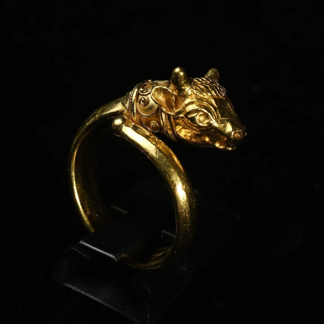 ZOLOTAS zolotas gold bull ring: ZOLOTAS Zolotas gold bull ring.The whole 22K gold is hand-made.Bull/TaurusSymbols originated from ancient Greece, Crete and Etruscan civilization: symbolizing strength, abundance, vitality, guardiansh