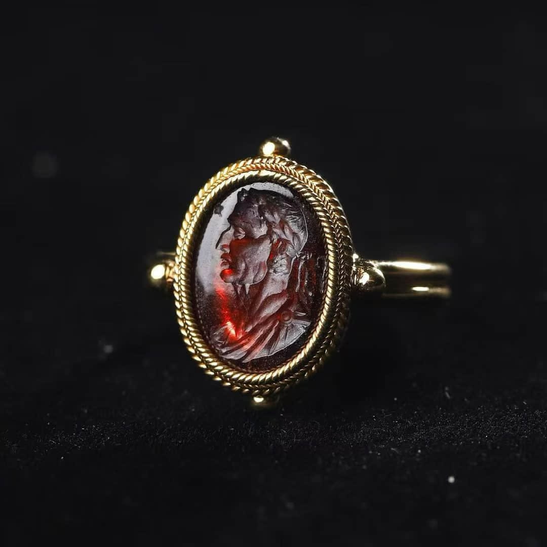 The soul of the empire is condensed in square inches. The garnet seal of Caesar's laurel in ancient: the soul of the empire is condensed in heart.The garnet seal of Caesar's laurel in ancient RomeDeep red garnet is printed as solidified wine.The silhouette of Julius Caesar carved in Yin is awe-inspir