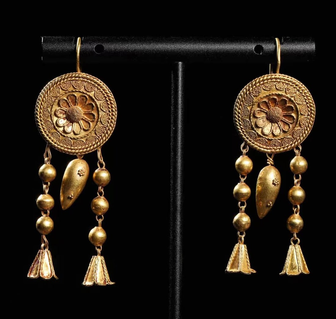 Ancient Roman times Gold earrings: In ancient Rome,Gold earringsLength 55, width 18 and weight 9.1 grams