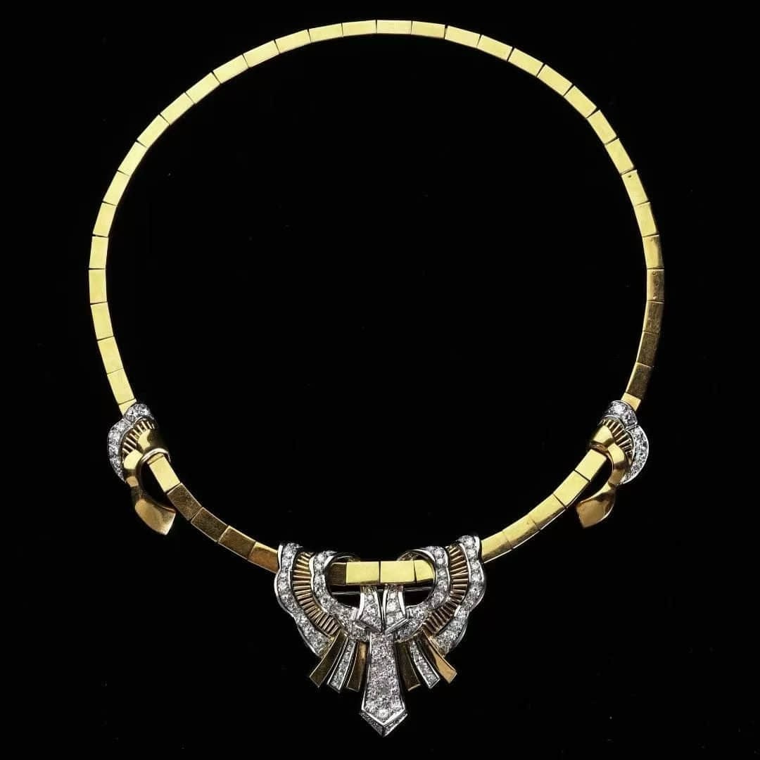 During RETRO period, French aristocrats customized two-color gold and diamond brooch necklace sets.: During the RETRO period, the French aristocrats customized a two-color gold diamond brooch necklace set, which was handmade in 18k, luxuriously inlaid with 112 diamonds (9 Kraga). The brooch can be wo
