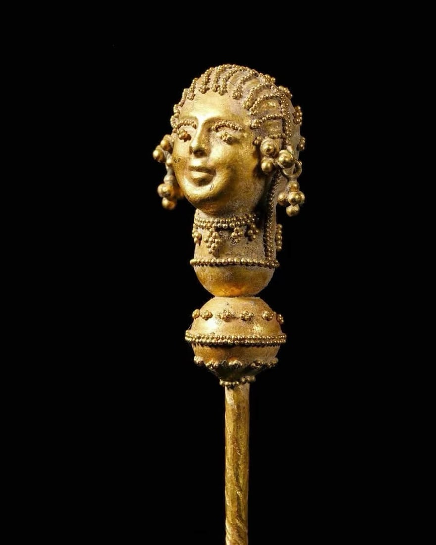 Priestess gold needle ornament Ancient Roman times: Priestess gold needle ornaments.Ancient Roman times(753 BC-476 AD)Length 94, width 18 and weight 8.8 grams