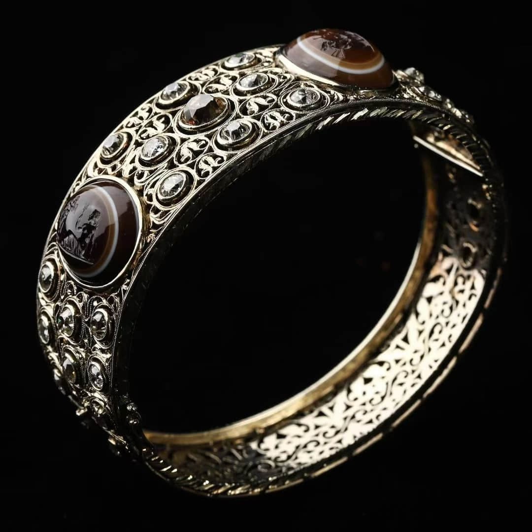 Art Deco period (1925-1935) Italian aristocrats customized 18k white gold diamond bracelet.: Art Deco period (1925-1935)Italian aristocrats customized 18k white gold diamond bracelet.The whole is hand-made in 18k white gold, with luxury inlaid with 10-carat old-cut diamonds and 1.5-carat coff