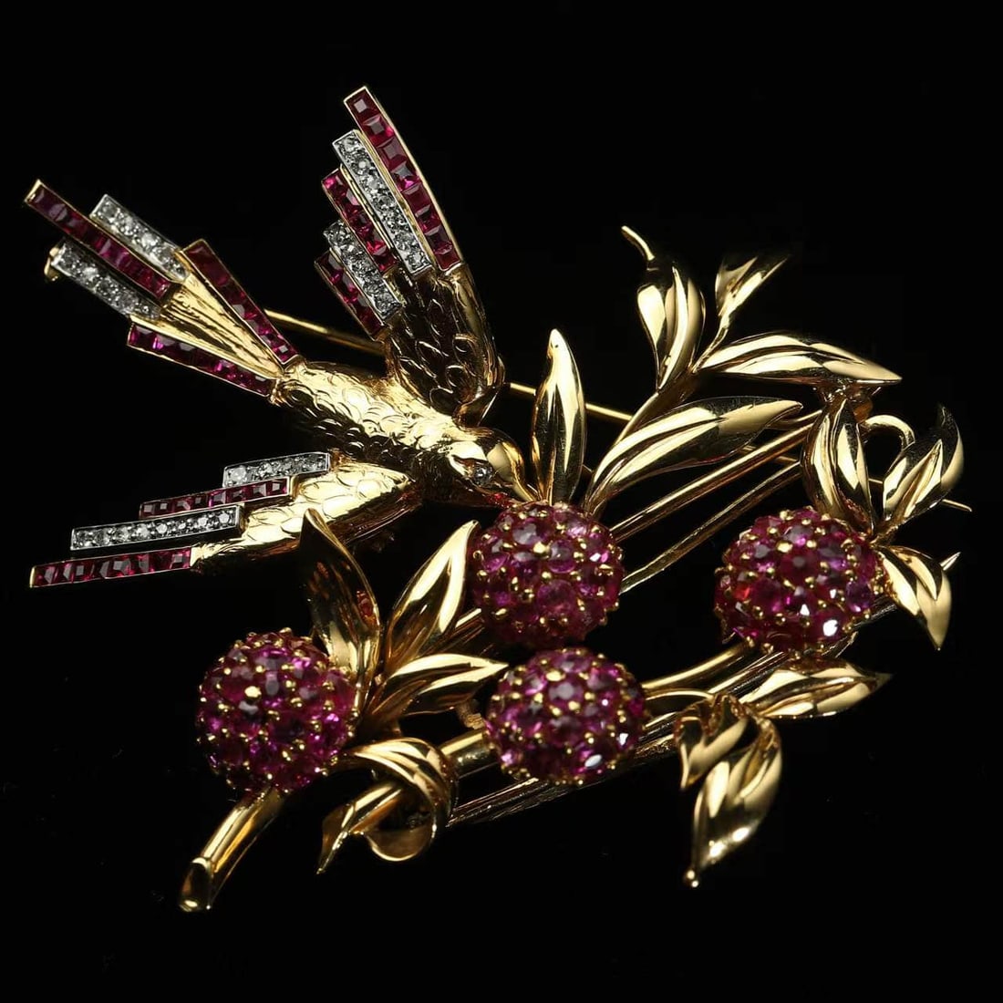 French antique detachable bird berry gold ruby diamond brooch: French antique detachable bird berry gold ruby diamond broochFrom 1950s to 1960s, 18k gold was handmade.This brooch is composed of two independent components: a bird and a berry vine, which can be fre