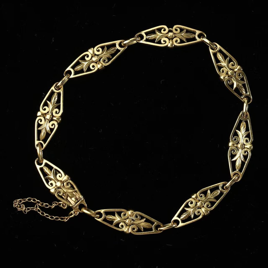 Art Nouveau in the New Art Period (1880-1920) French gold flower bracelet: Art Nouveau in the Art Nouveau Period (1880-1920)French gold flower bracelet, natural charm, eternal bloom.The whole 18k gold is hand-made, with high-relief iris shape, noble and elegant lines and exq