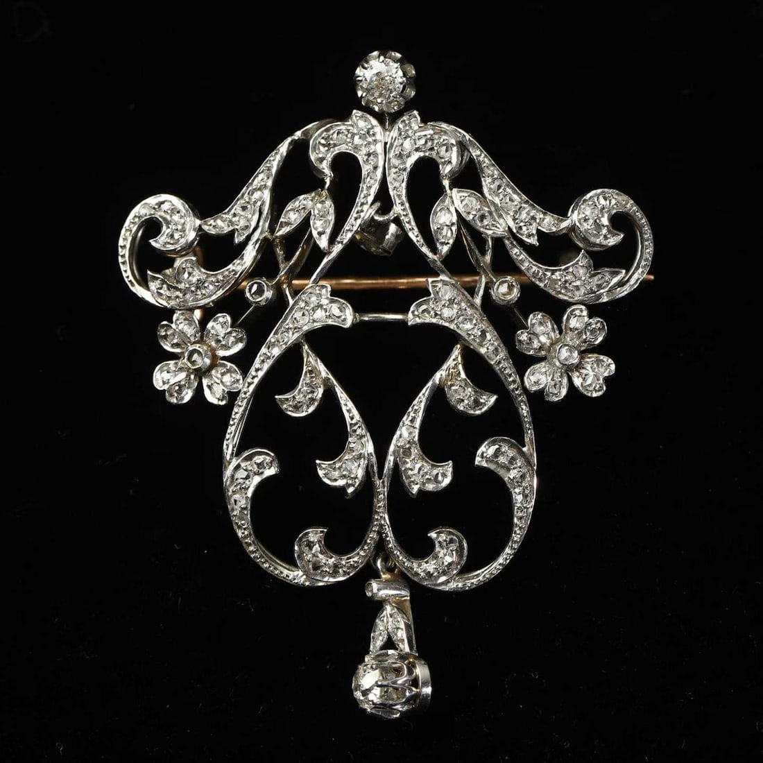 Edwardian period (1901-1910) French aristocrats customized platinum diamond brooch pendant: Edwardian period (1901-1910)French aristocrats customized platinum diamond brooch pendantThis pendant is a typical Edwardian antique jewelry, also often called "Belle ??poque" style, and its core feat