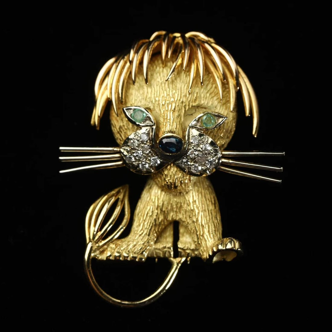 Van Cleef & Arpels' disheveled hair-fried lion brooch: Van Cleef & Arpels with the same disheveled fried lion brooch.The whole 18K gold is hand-made, and the lion's body adopts a unique Hammered Texture, which is hammered repeatedly by hand to shape the m
