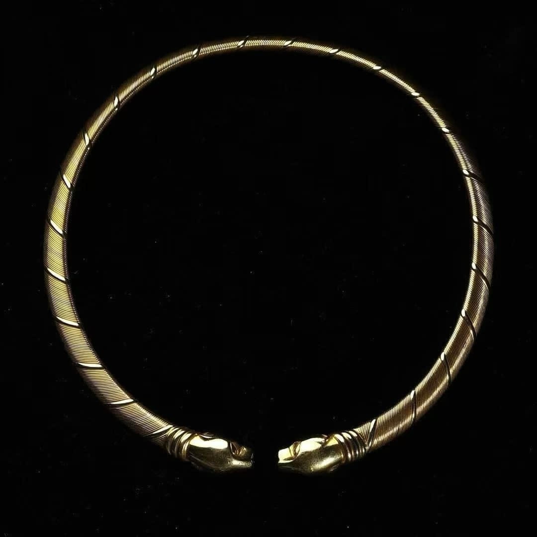 Panth??re de Cartier Cartier cheetah series. Tricolor gold double-headed cheetah collar: Panthre de Cartier Cheetah Series.Tri-color gold double-headed cheetah collar, made of 18K tricolor gold, with exquisite corrugated ribbon design, sets off the smart curve of cheetah. The brand . is "