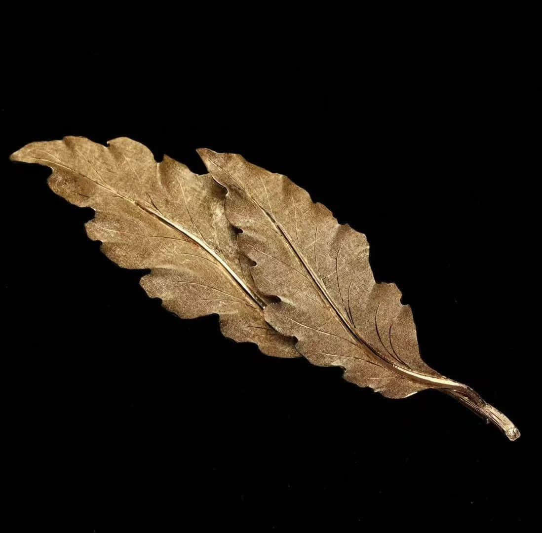 BUCCELLATI Three-dimensional carved gold gold leaf brooch (1 of 9)