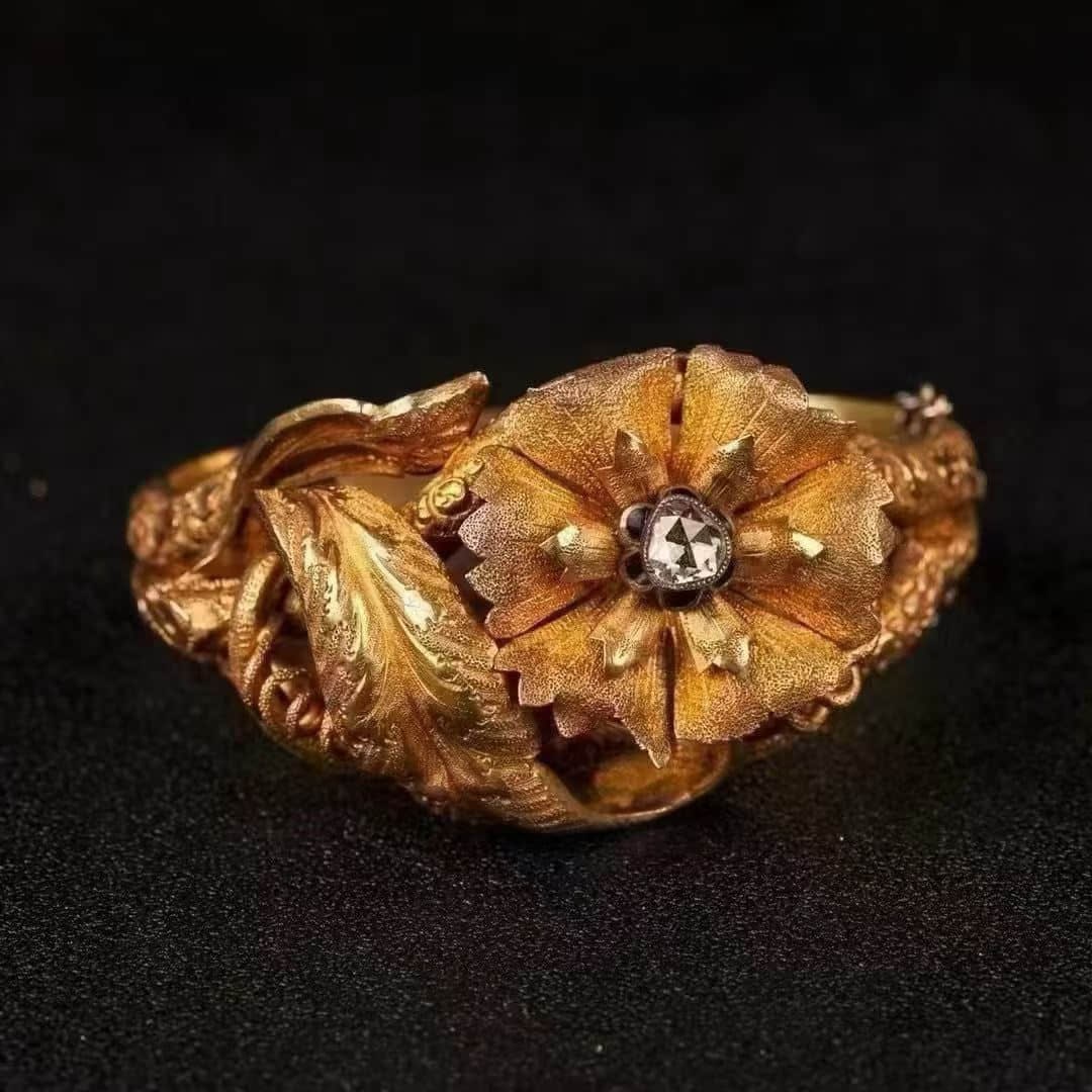 During George's period (1714-1837), the British nobles customized the old yellow diamond bracelet.: During George's period (1714-1837), the British aristocrats customized the old-cut yellow diamond bracelet, which was handmade in 20K gold, inlaid with old-cut yellow diamonds with a main stone of mor