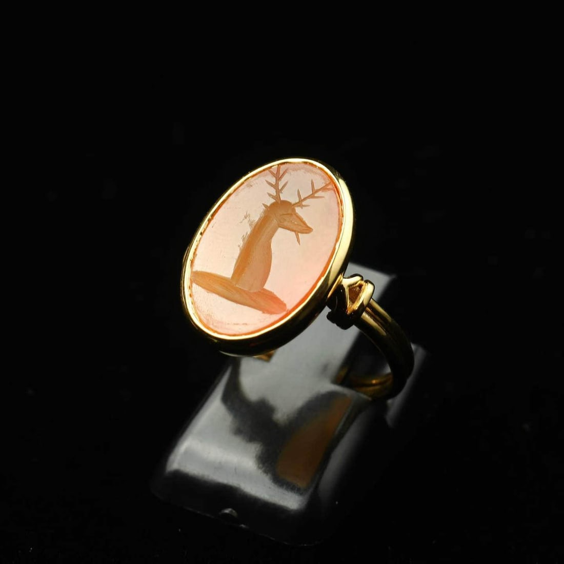 Gold ring with deer agate printed face in ancient Rome: The gold ring printed with deer agate in ancient Rome.The ring face is 18 in length and 13 in width.Weighing 5.15 grams