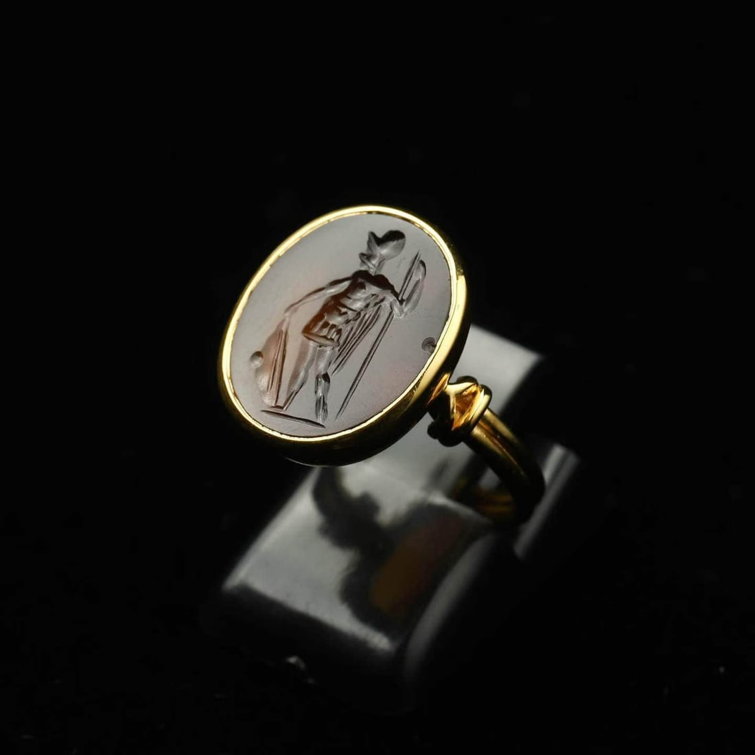 In ancient Rome, Athena goddess agate printed gold ring.: In ancient Rome, Athena goddess agate printed gold ring.The ring face is 17 in length and 14 in width.Weighing 6.35 grams