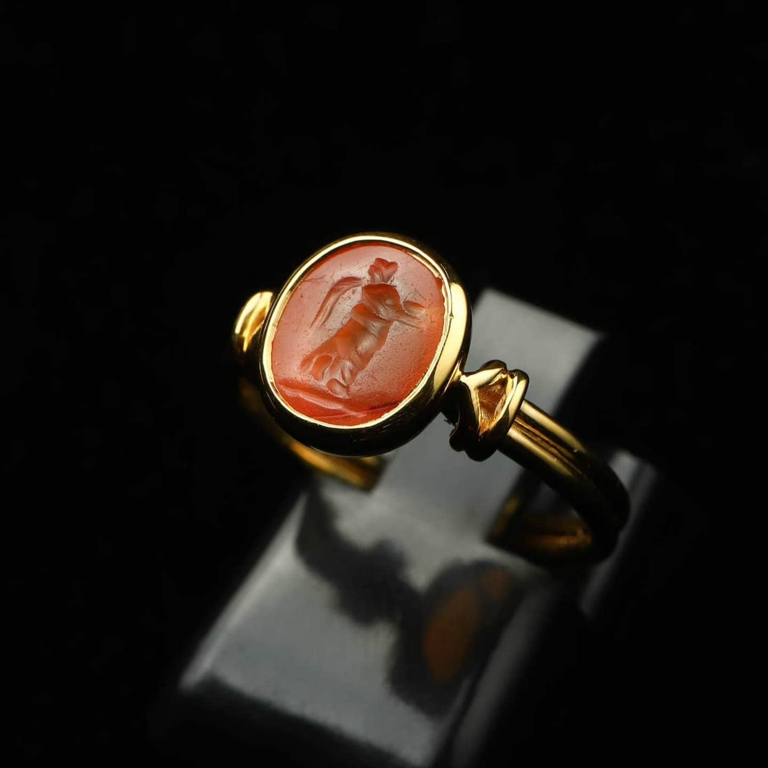 The ancient Roman goddess of victory agate printed gold ring.: The ancient Roman goddess of victory agate printed gold ring.The ring face is 10 long, 9 wide and weighs 3.9 grams.