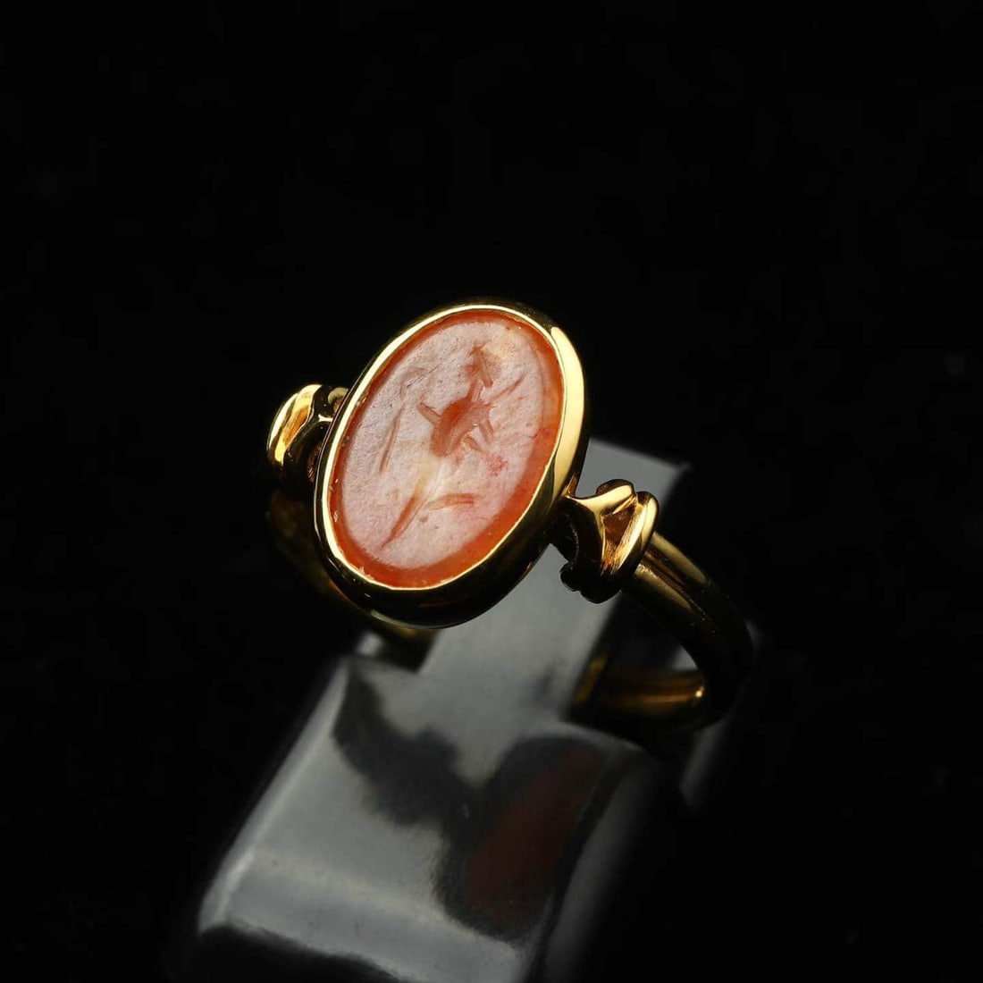 The ancient Roman goddess of victory agate printed gold ring.: The ancient Roman goddess of victory agate printed gold ring.Weighing 3.65 grams