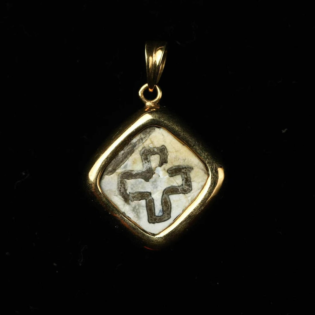 Byzantine gamma cross double-sided inlaid agate gold pendant (1 of 9)