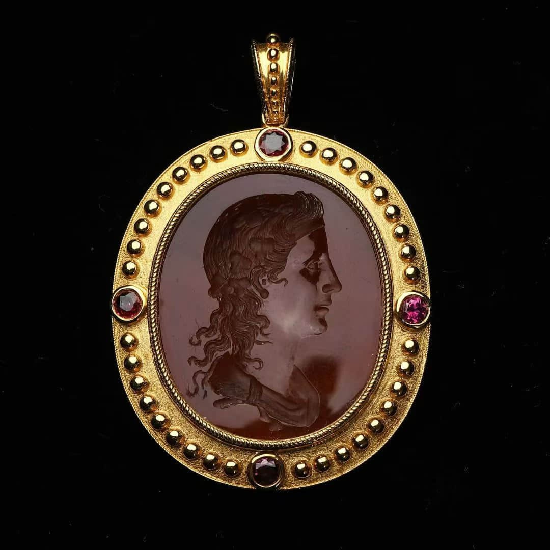 Victorian agate pendant: Victorian agate printed pendant, hand-carved agate, bust of Apollo, the sun god, beautifully carved, full of artistic sense, 18k gold inlaid with Etruscan style frame, inlaid with 4 rubies, elegant in
