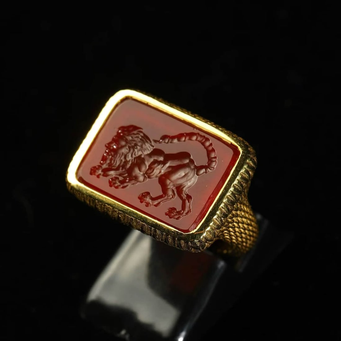 18k gold inlaid antique agate printed ring: 18k gold inlaid antique agate printed ring., weighing 11.6 grams