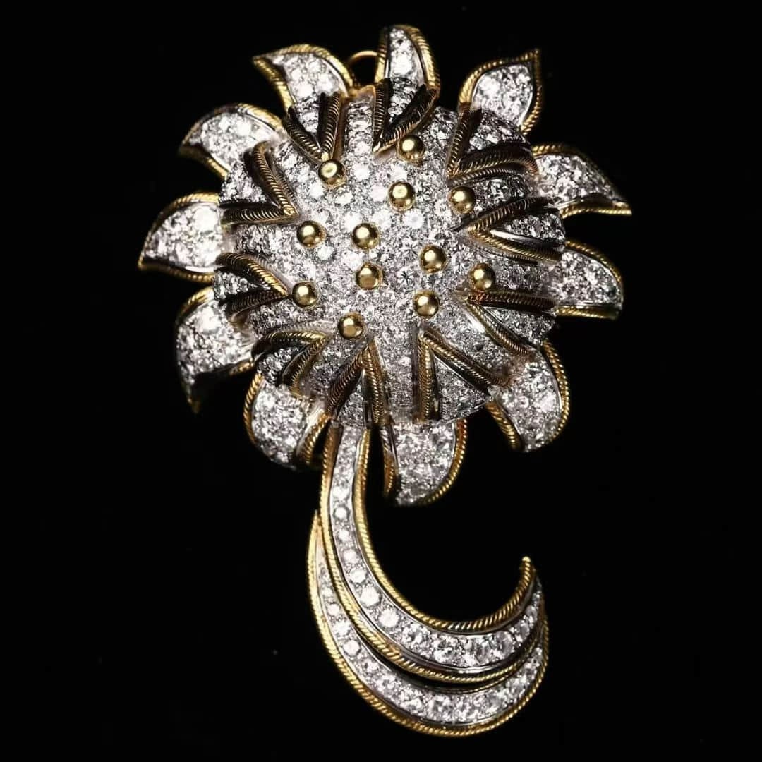 RETRO period, Italy customized two-color gold diamond sunflower.: Heart to the sun, blooming freely.In RETRO period, Italian custom-made two-color gold diamond sunflower, 18k yellow, 18k white, hand-made in two-color gold, luxuriously inlaid with 208 diamonds (20 ca