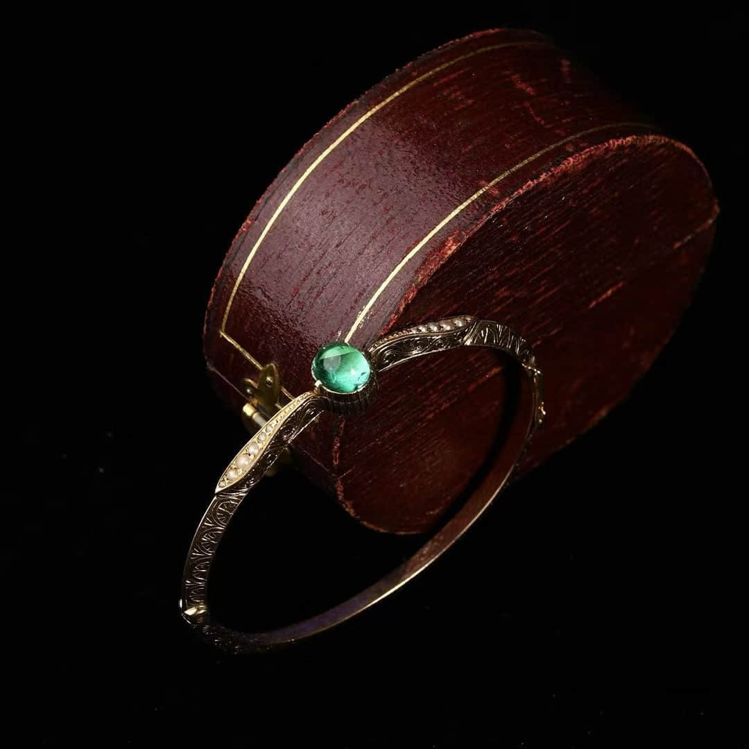 Emerald bracelet of British royal craftsman in the Georgian period (1714-1837): Emerald bracelet made by British royal artisans in George's period (1714-1837) is handmade in high-K gold, with hollow technology, double-sided hand-carved ornamentation, 4-carat Colombian emeralds in