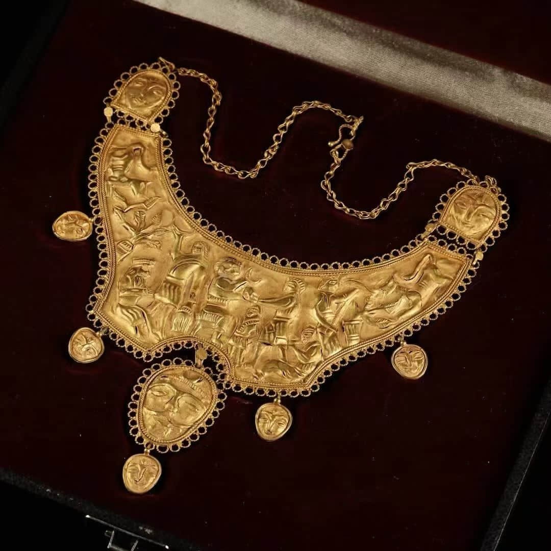 Gold ornaments Achemenid dynasty (550 BC-330 BC) (1 of 9)