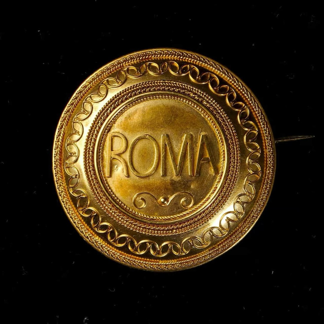 Italian "ROMA" gold filigree brooch in 19th century. This antique brooch made in Rome, Italy: 19th century Italian" ROMA "gold filigree brooch.This antique brooch made in Rome, Italy, is hand-made in 22K gold, with Etruscan revival filigree technology, and the double-layer chain pattern and tw