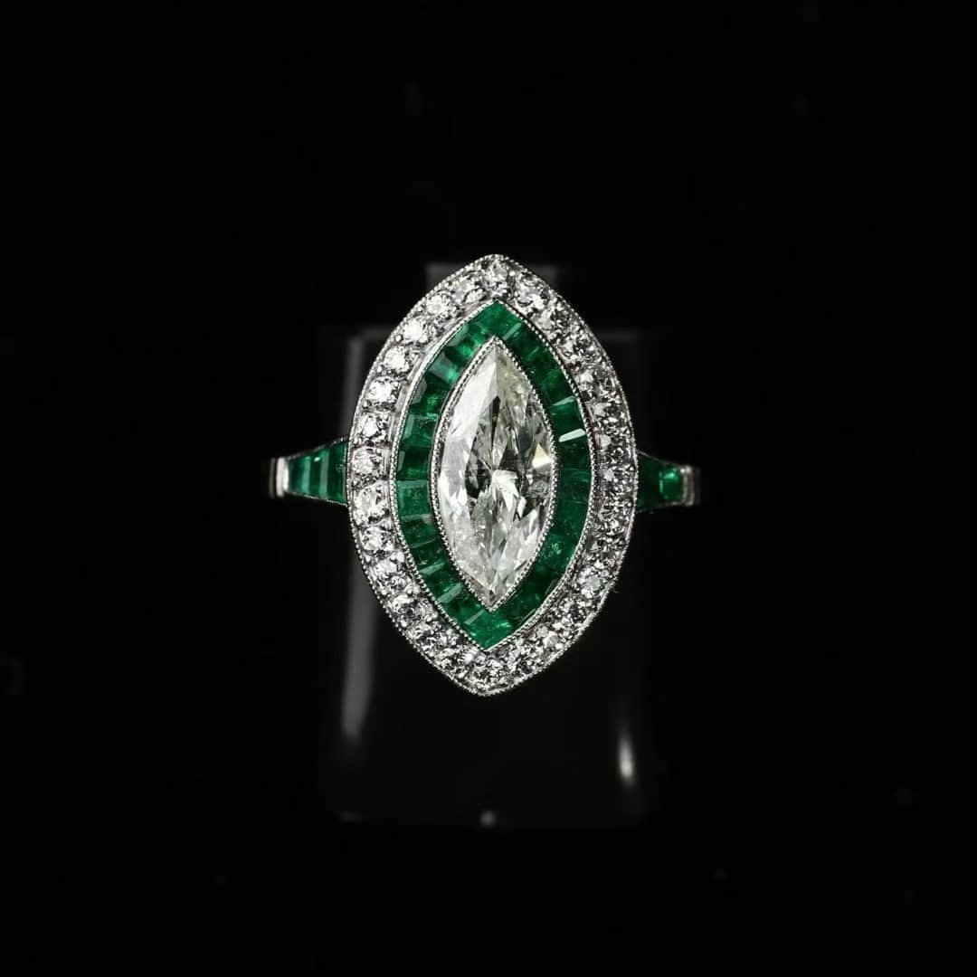 ART DECO period (1925-1935) Italian aristocrats custom-made platinum emerald diamond ring: ART DECO period (1925-1935)Italian aristocrats custom-made platinum emerald diamond ring, the whole platinum is hand-made, and the typical ball edge seamless mosaic emerald technology in ART DECO peri