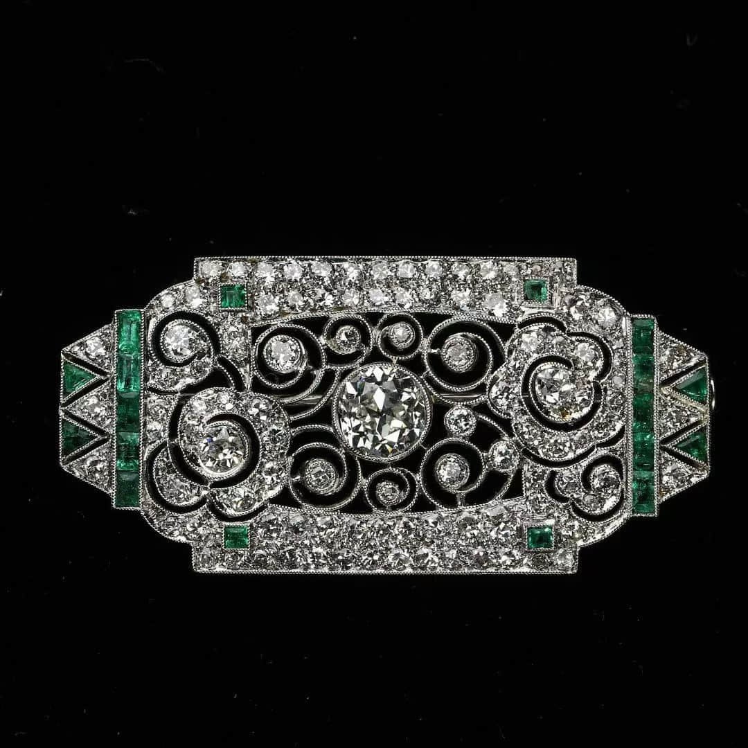 Art Deco period (1925-1935) French aristocrats custom-made platinum diamond emerald brooch: Art Deco period (1925-1935)French aristocrats custom-made platinum diamond emerald broochThe whole stone is made of platinum by hand. The main stone is inlaid with a 1-carat old cut diamond. Next to i