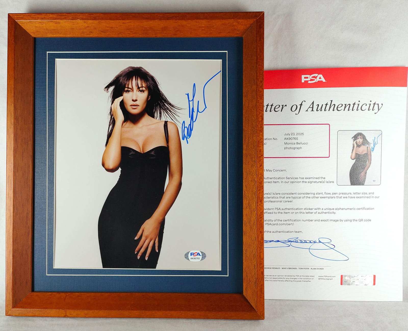 "Italian national treasure actress" monica bellucci poster photo -PSA identification: . poster photo of" Italian national treasure actress "monica bellucci (photo about 10 inches, framed). The collection is. by monica bellucci on the right side of the photo, framed and framed with an o