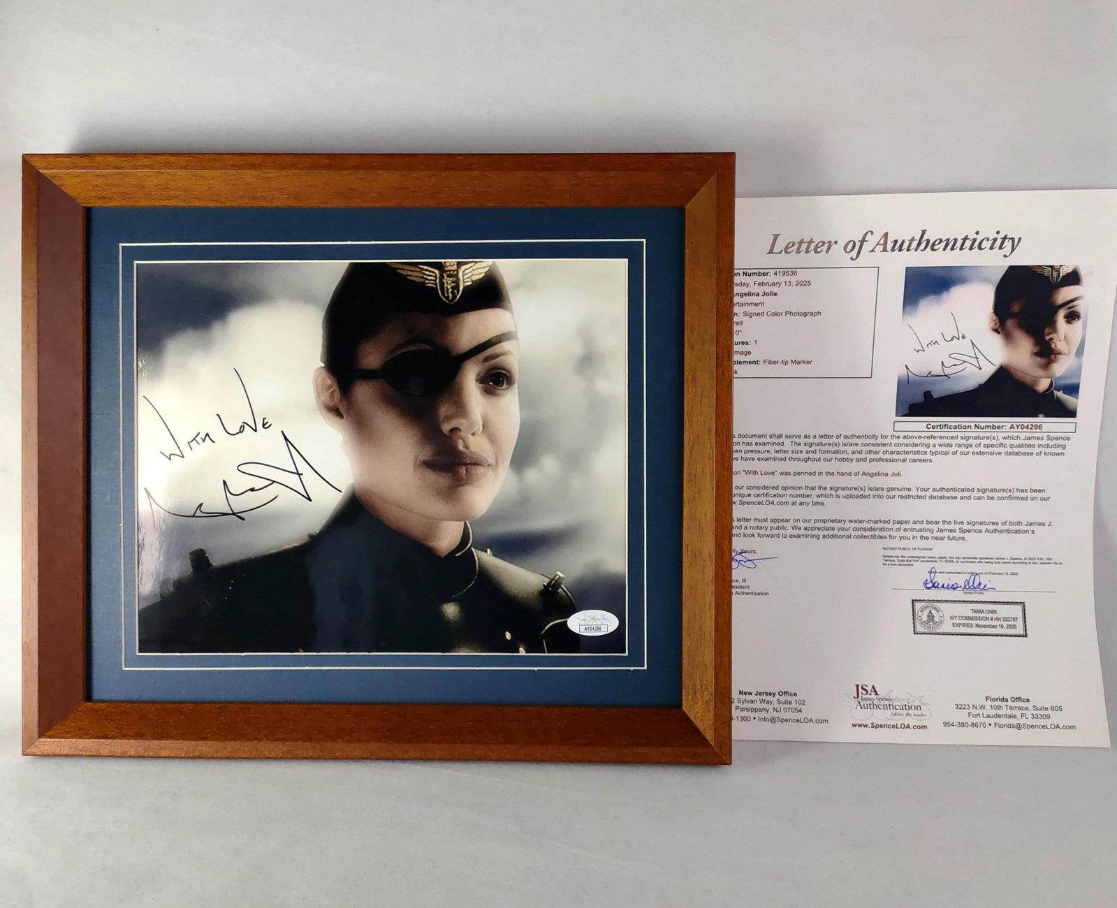 Angelina Jolie, the legendary Hollywood actress, the stills of Captain Sky and Tomorrow's World: Angelina Jolie, the legendary Hollywood actress, the stills of the film Captain Sky and Tomorrow's World (the photo is about 10 inches, framed). The image of the collection is the classic stills of An