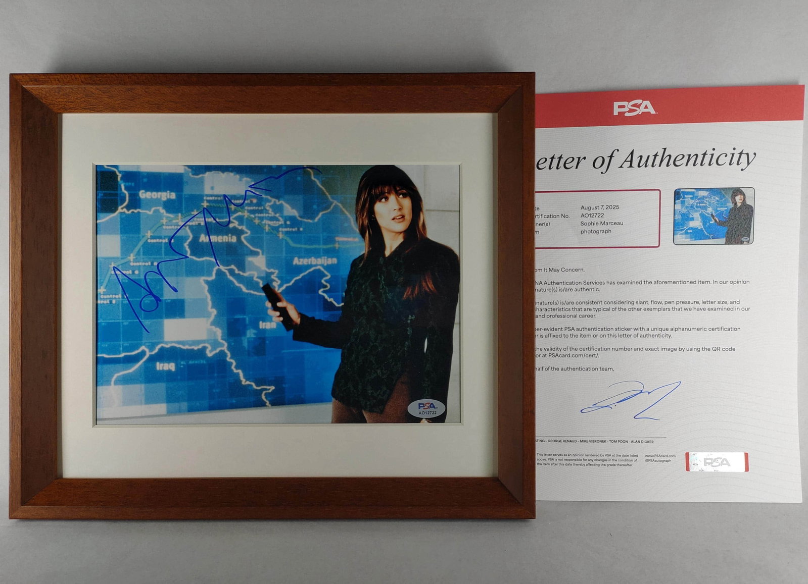 "French Rose" Sophie Marceau's . film "Black Sun Crisis of 007" Stills -PSA Identification: Sophie Marceau's . film" Black Day Crisis of 007 "by" French Rose "(the photo is about 10 inches, and it has been framed). The photo image is the stills of "The Black Day Crisis of 007", by Sophie Mar