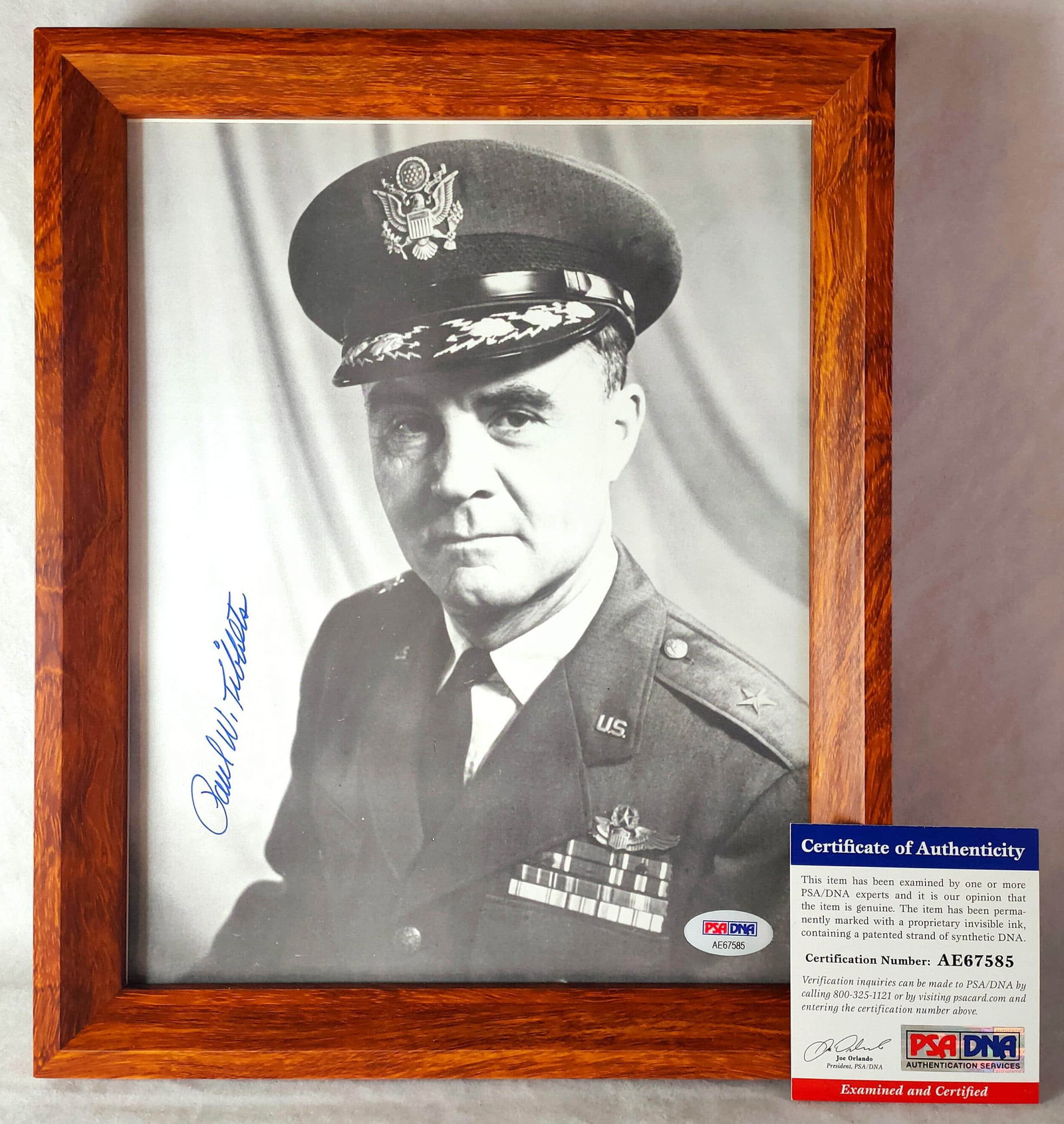 "Dropping the first atomic bomb of human war" Paul Tibbets photo.: Paul Tibbets's . photo of "Dropping the First Atomic Bomb in Human War" (the photo is about 10 inches, with a frame attached). The photo shows a black-and-white portrait of Paul Tibbets, the captain w