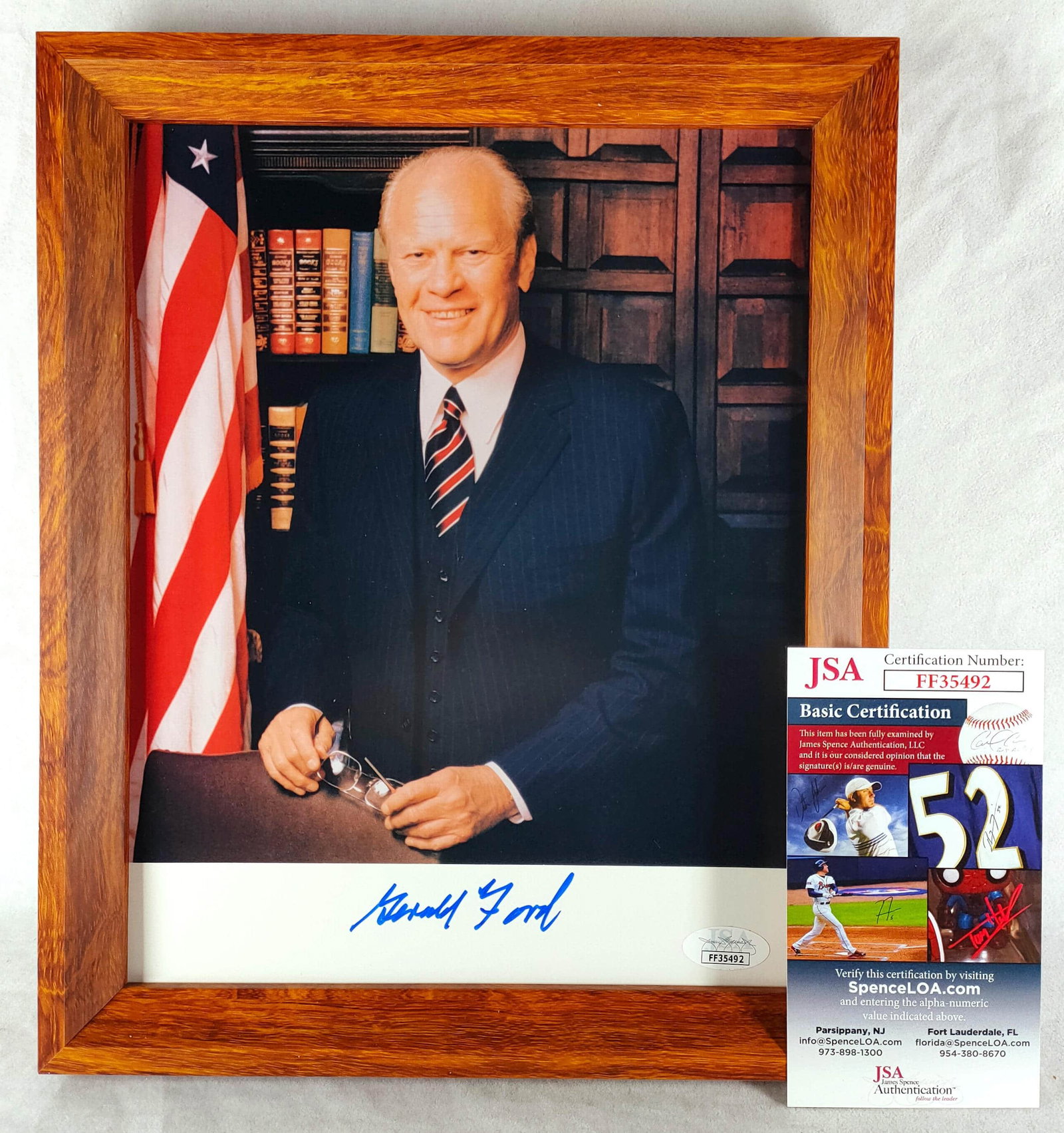 The. photo of Gerald Ford, the 38th President of the United States -JSA authentication: autographed photo of Gerald Ford," the 38th president of the United States "(the photo is about 10 inches, with a frame). The collection is. by President Ford, with the frame as a whole about 28.8 cm?