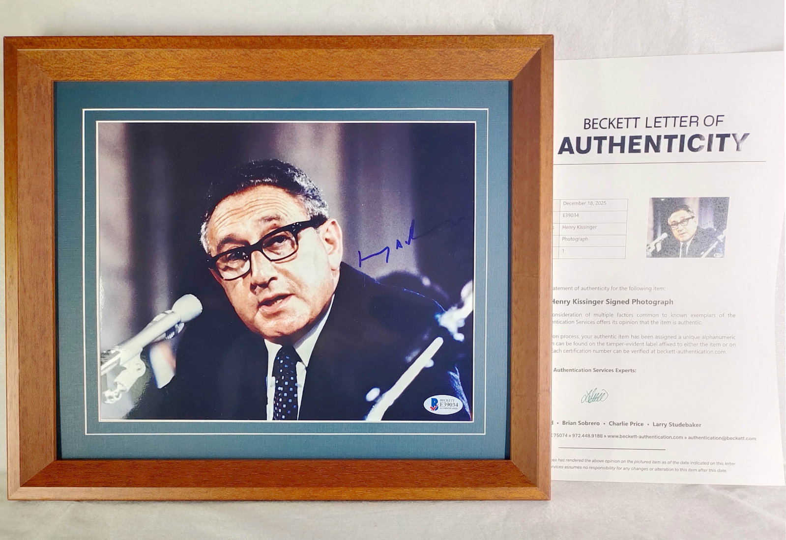 Kissinger's . photo of "an old friend of China people" -Beckett(BAS) identification: China people's old friend" Kissinger photo (photo about 10 inches, framed). The collection is a bust portrait of Kissinger, by Kissinger at the bottom of the photo. A precious collection of creators a