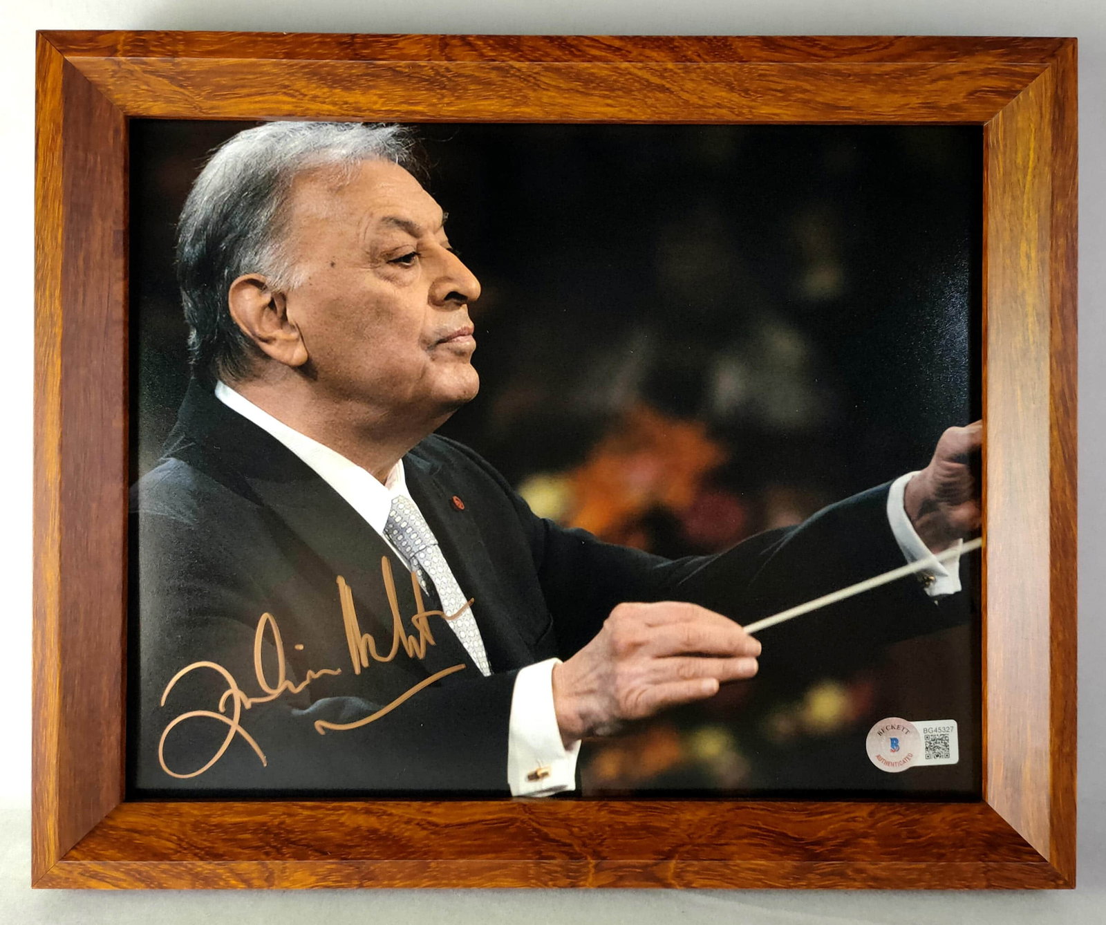 Zubin mehta's. photo of "Conductor of the 5th Vienna New Year Concert"-Identification by: . photo of zubin mehta, the conductor of the 5th Vienna New Year Concert (about 8??10 inches, with a frame attached), with a frame size of about 28.8 cm?? 23.8 cm and a photo size of about 25.4 cm?? 2