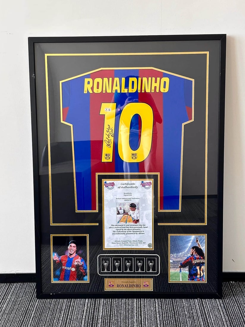 Ronaldinho the jersey Ronaldinho Barcelona jersey football wizard: Ronaldinho the jersey Ronaldinho Barcelona jersey football wizardFine mounting with certificate Allstar certification in UK.Beckett BGS authoritative certification double laser anti-counterfeiting cod