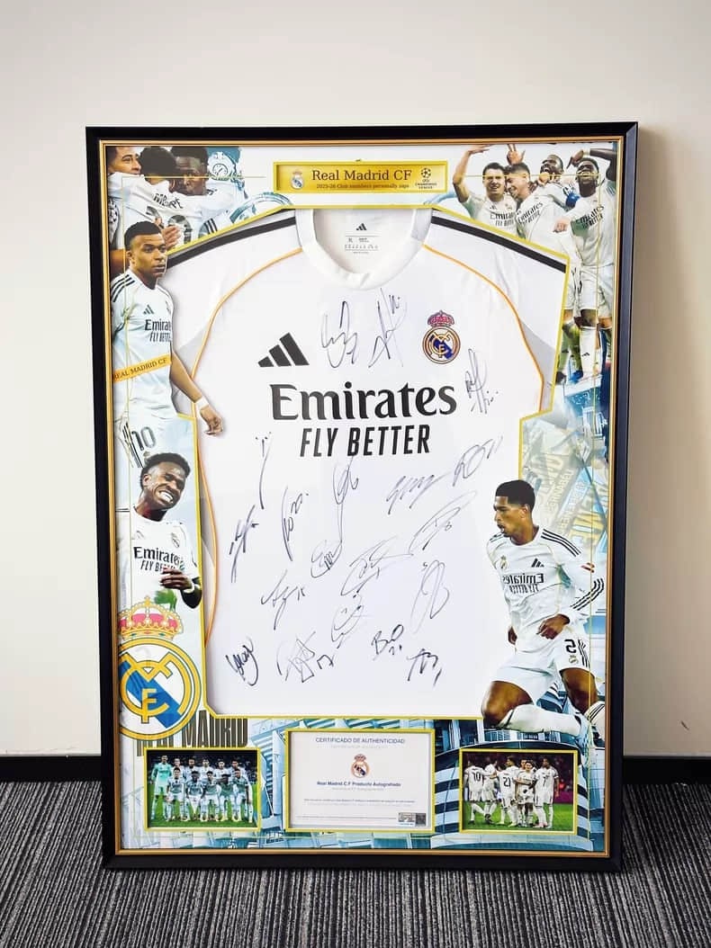 Real Madrid team . jersey 25-26 season home fans edition: Real Madrid team . jersey 25-26 season home fans editionBellingham Mbappe valverde vinicius has clear handwriting.Framed with official certificate and well preserved.