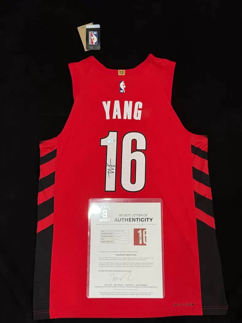 Yang Hansen personally the jersey pioneer declaration version of the pride of the Australian: Yang Hansen personally the jersey pioneer declaration version of the pride of the Australian people.Beckett certified hologram can be found.Brand-new with tag and complete with three marks.