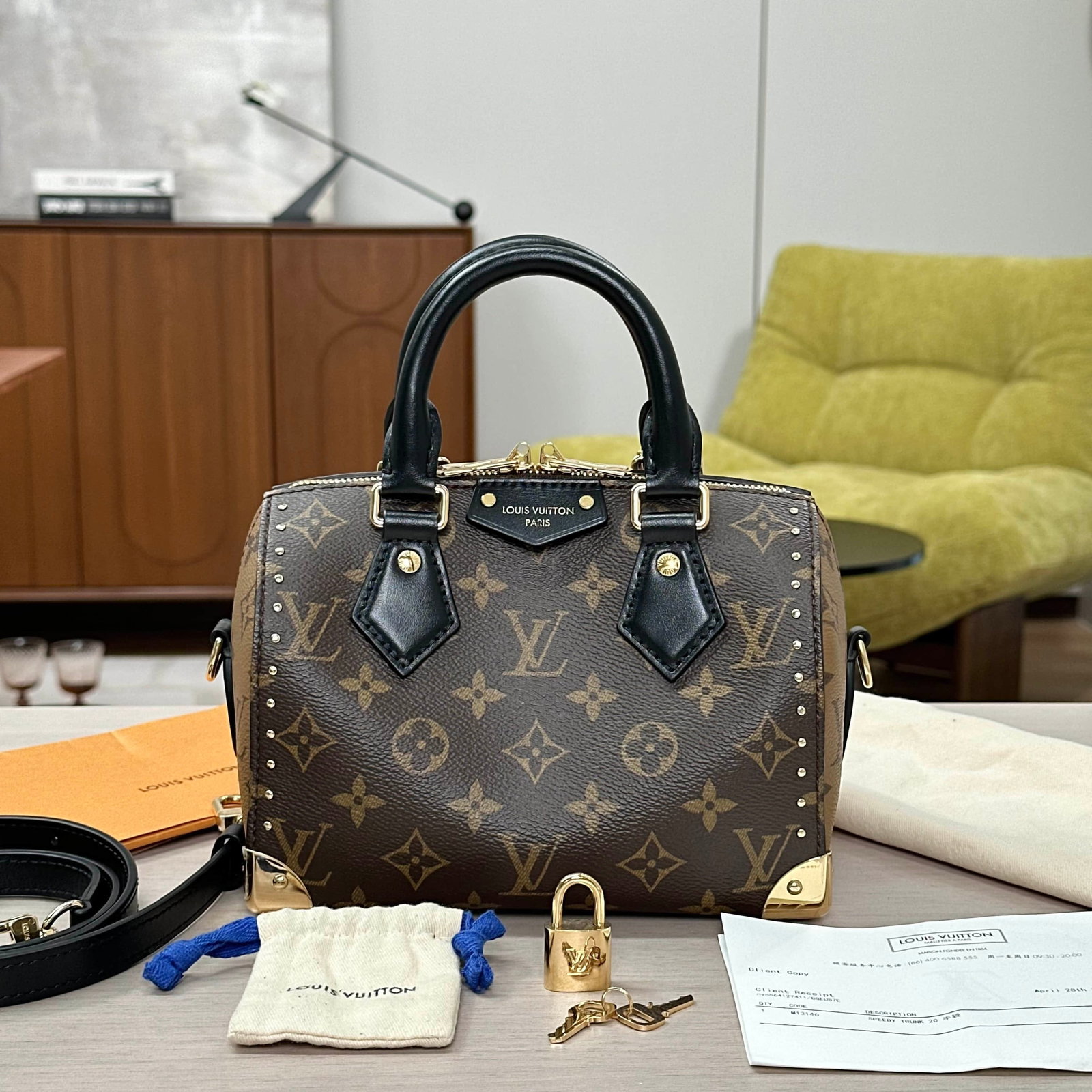LV/ Louis Vuitton reverse color rivet show Speedy Trunk20 hand bill of lading shoulder crossbody bag: 20*13.5*12