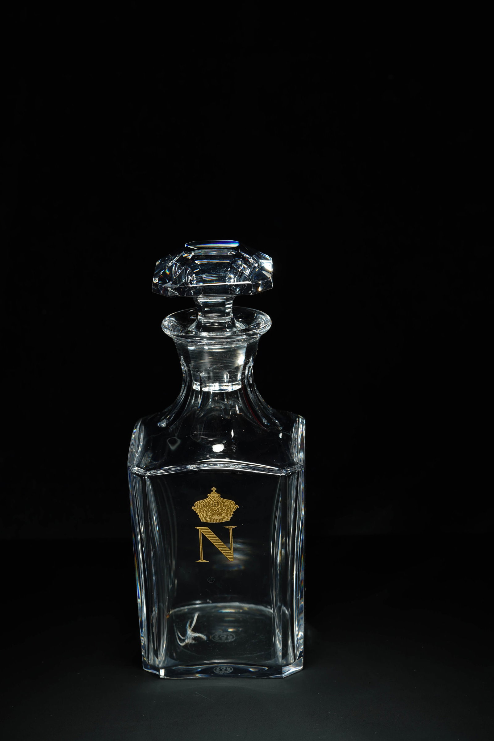 This Napoleon empire style's French Baccarat Crystal "Napoleon Series" whisky bottle.: Year: 1980s.Style: Napoleon empire styleMaterial: crystal glass, goldBottom .: BaccaratSize: height 20.5cm.Origin: Royal Crystal Factory, Baccarat, France (1764-present)Introduction: This French Bacca