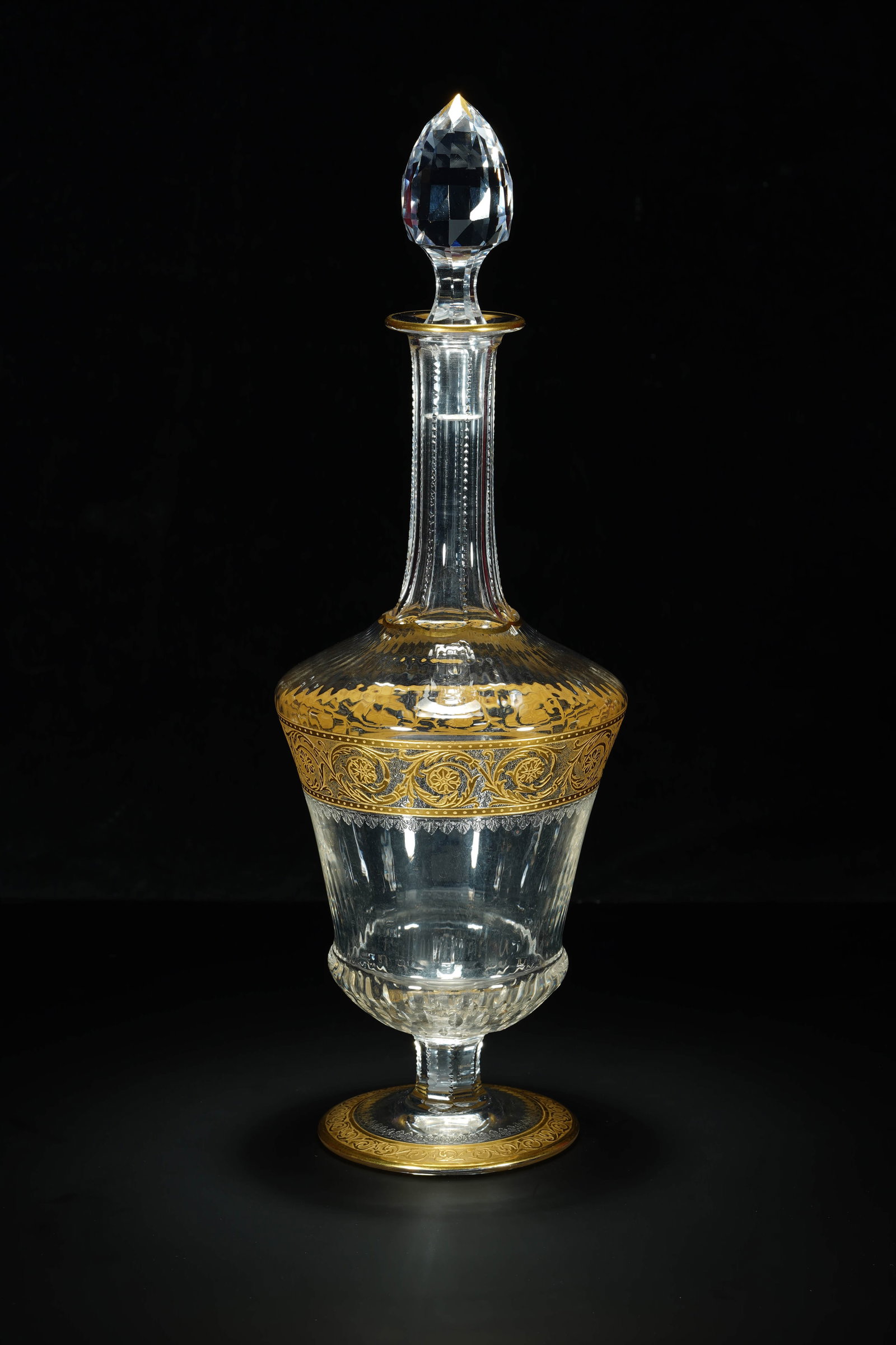 The style and decoration of this crystal wine bottle in Louis XVI style came from the design of: Year: 1940s.Style: Louis XVI styleMaterial: crystal glass, goldSize: height 35 cmOrigin: France SAINT-LOUIS Crystal Factory (1767-present)Introduction: The style and decoration of this crystal bottle 