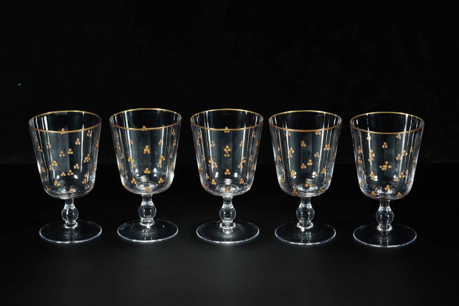 These five neo-classical crystal gold goblets decorated with plum blossom cups and red and white: Age: the early twentieth century.Style: neoclassical styleMaterial: crystal, 24K gold.Size: height 13.5cm.Origin: ItalyIntroduction: These five Neoclassical crystal gold goblets decorated with plum bl