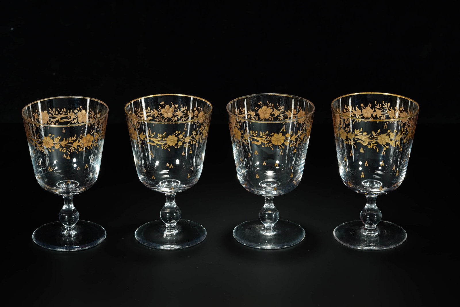 These four medium-sized neoclassical crystal carvings are decorated with red flowers along the edge: Age: the early twentieth century.Style: neoclassical styleMaterial: crystal, 24K gold.Size: height 12.3 cm, cup mouth diameter 7.7 cm.Origin: ItalyDescription: These eleven medium-sized red/white wine