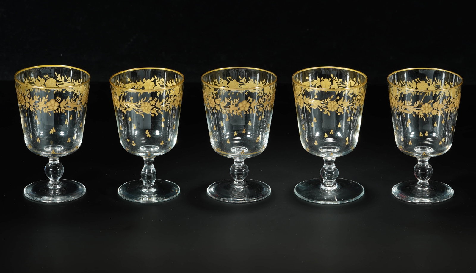 These five sweet wine goblets are carved with neoclassical crystal and decorated with flowers and: Age: the early twentieth century.Style: neoclassical styleMaterial: crystal, 24K gold.Size: height 10.1 cm, cup mouth diameter 6.4 cm.Origin: ItalyBrief introduction: These twelve sweet wine goblets c