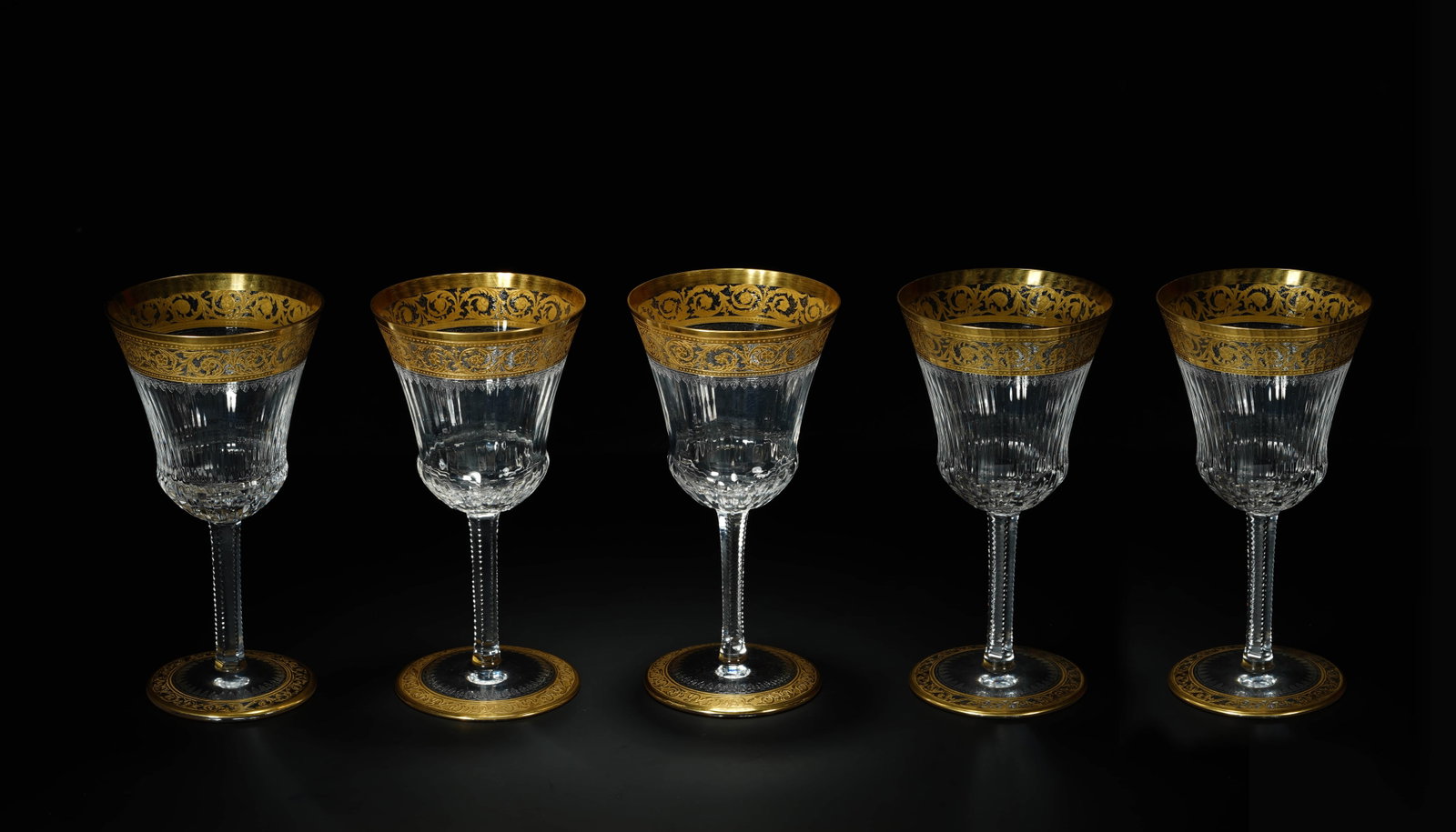 These five French Royal Saint Louis "Golden English Thistle" series gold-painted crystal red wine: Year: 1980s.Style: Louis XVI styleMaterial: crystal, goldSize: height 16.3 cm, cup mouth diameter 8.5 cm.Origin: France SAINT-LOUIS Crystal Factory (1767-present)Introduction: These twelve crystal red